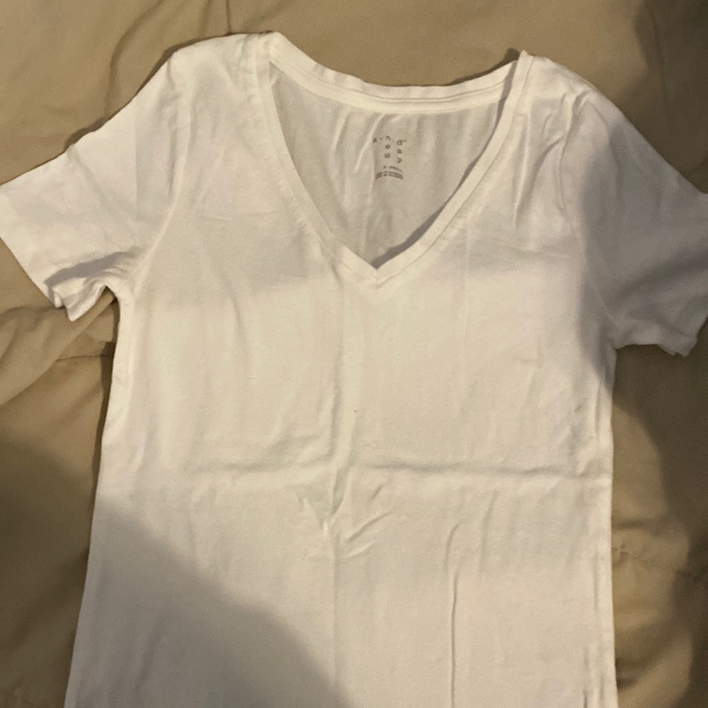 A new day white women’s V neck shirt